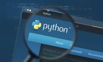 Interfaz de código Python en una laptop con el curso de Udemy de fondo