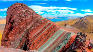 Vista de la montaña Pallay Punchu con sus franjas de colores en Layo, Cusco, Perú